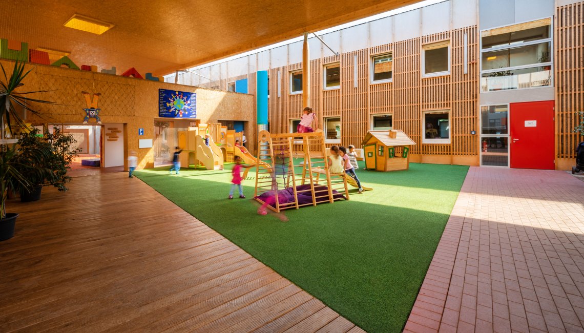Das Atrium der Kita Sonnenschein mit Kletterger&uuml;st ein Platz zum Spielen.